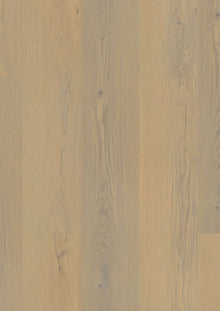 Mehrere nebeneinander liegende Holzplanken mit sichtbarer Maserung und Astlöchern in hellem, natürlichen Braunton.